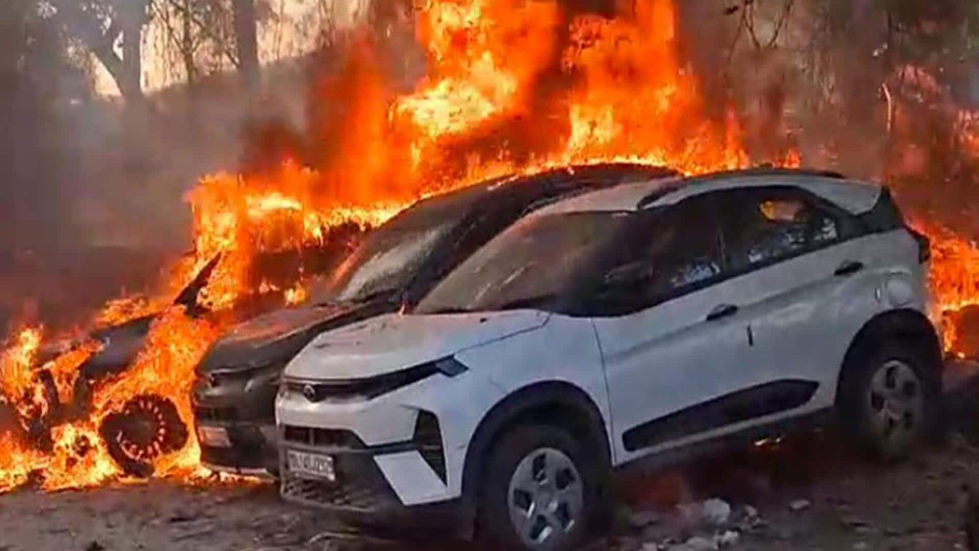 Massive fire burns several vehicles parked in Delhi's Shahdara