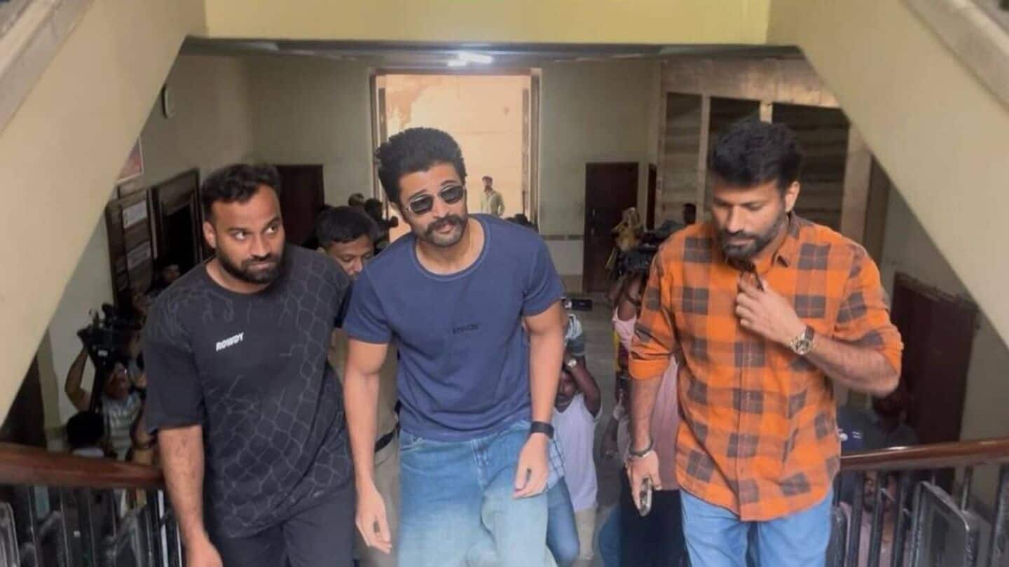 Vijay Deverakonda appears before ED in betting app case Vijay Deverakonda appears before ED in betting app case