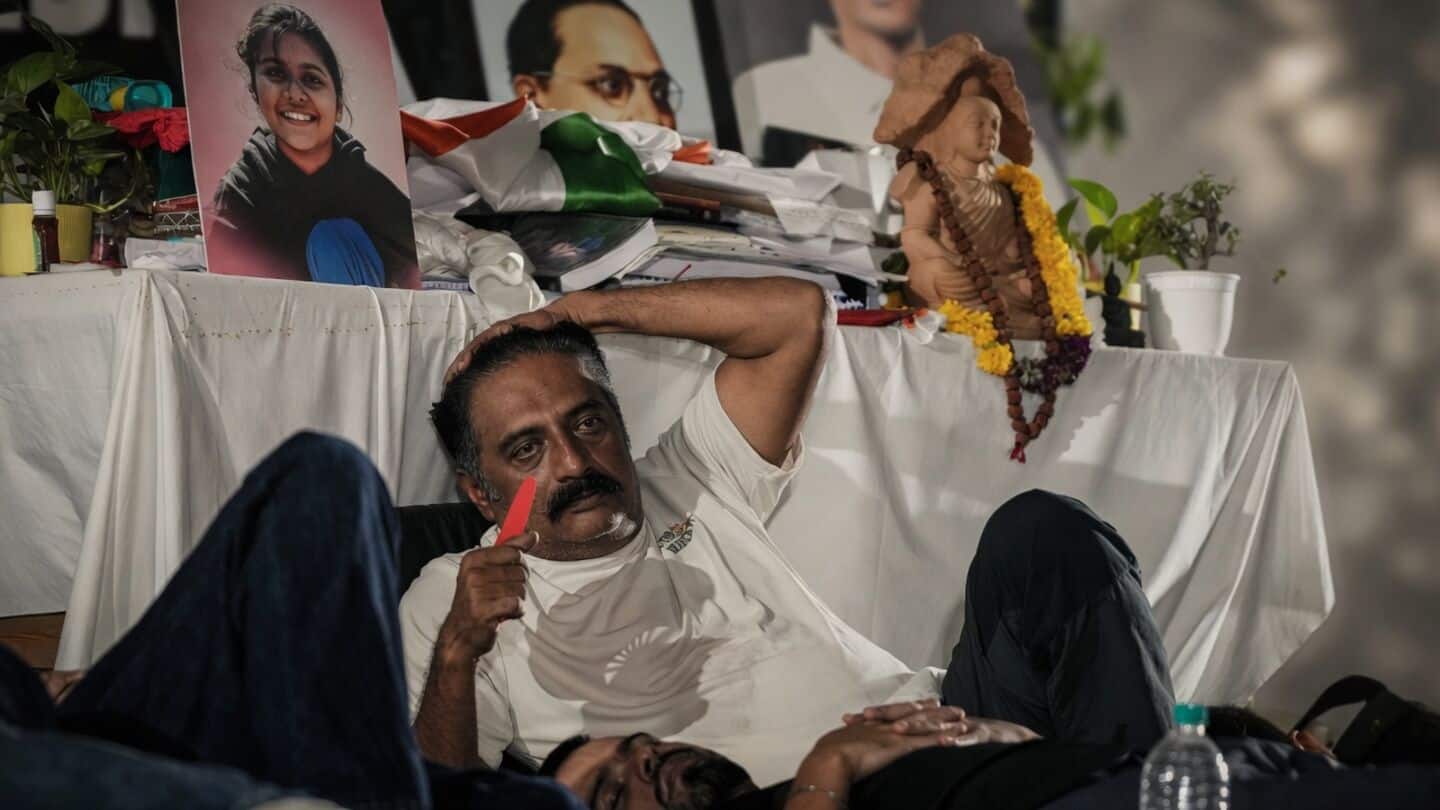 'Dar kis se hai?': Prakash Raj joins CJP protest