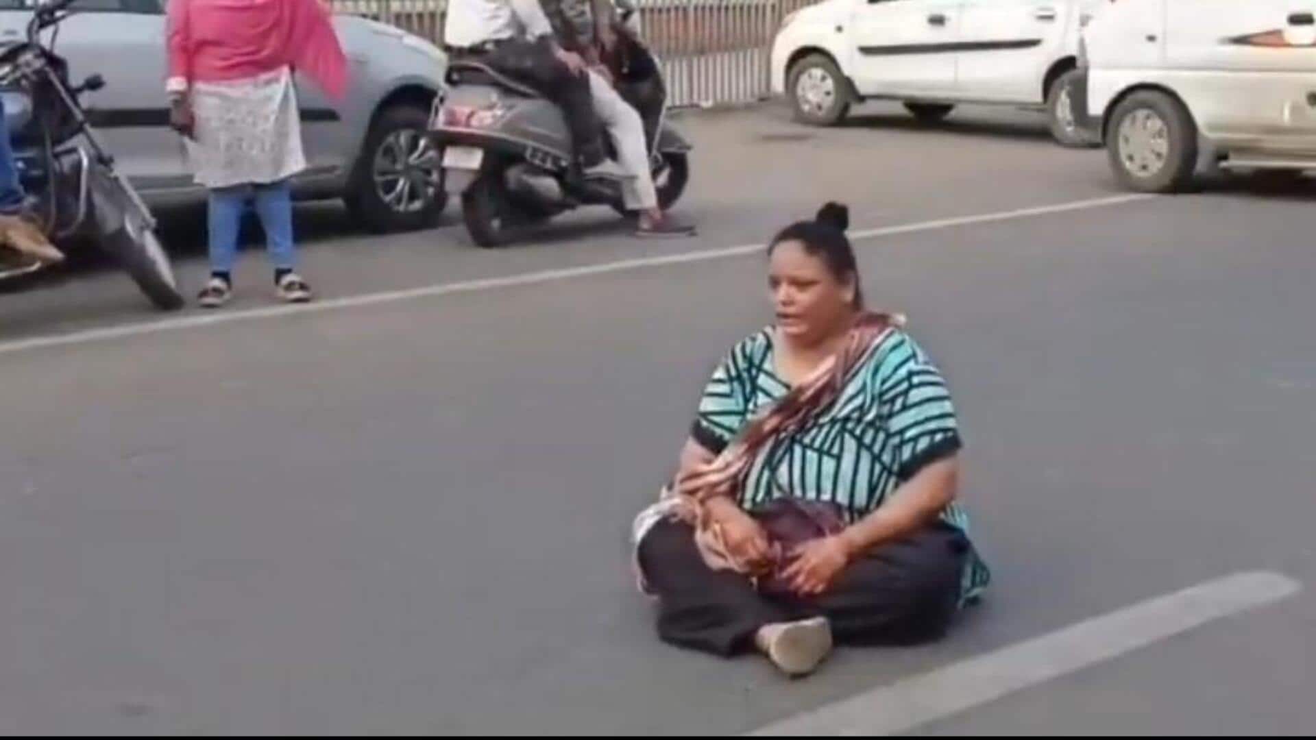 Video: Given 4 golgappas, not 6, woman blocks Vadodara road  
