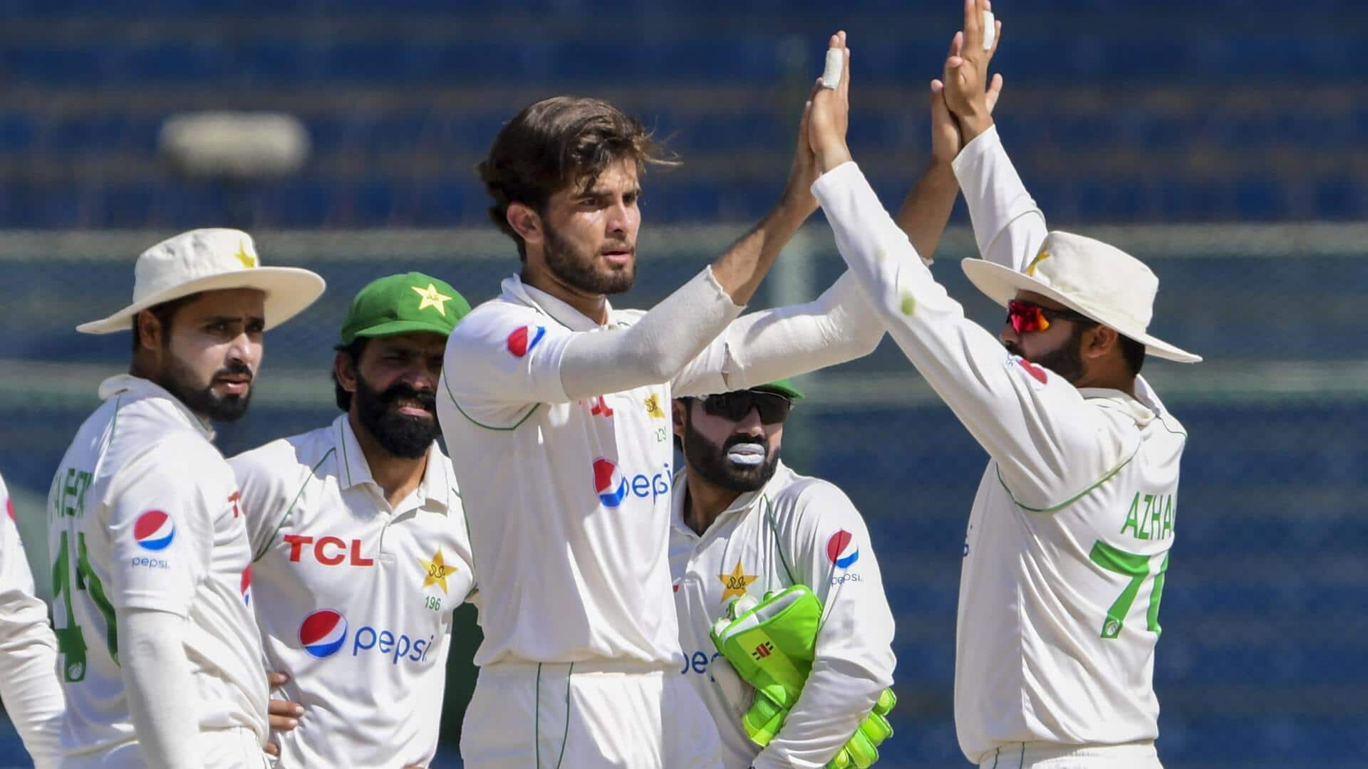 Shaheen Afridi abrubtly takes Shan Masood's arm off his shoulder