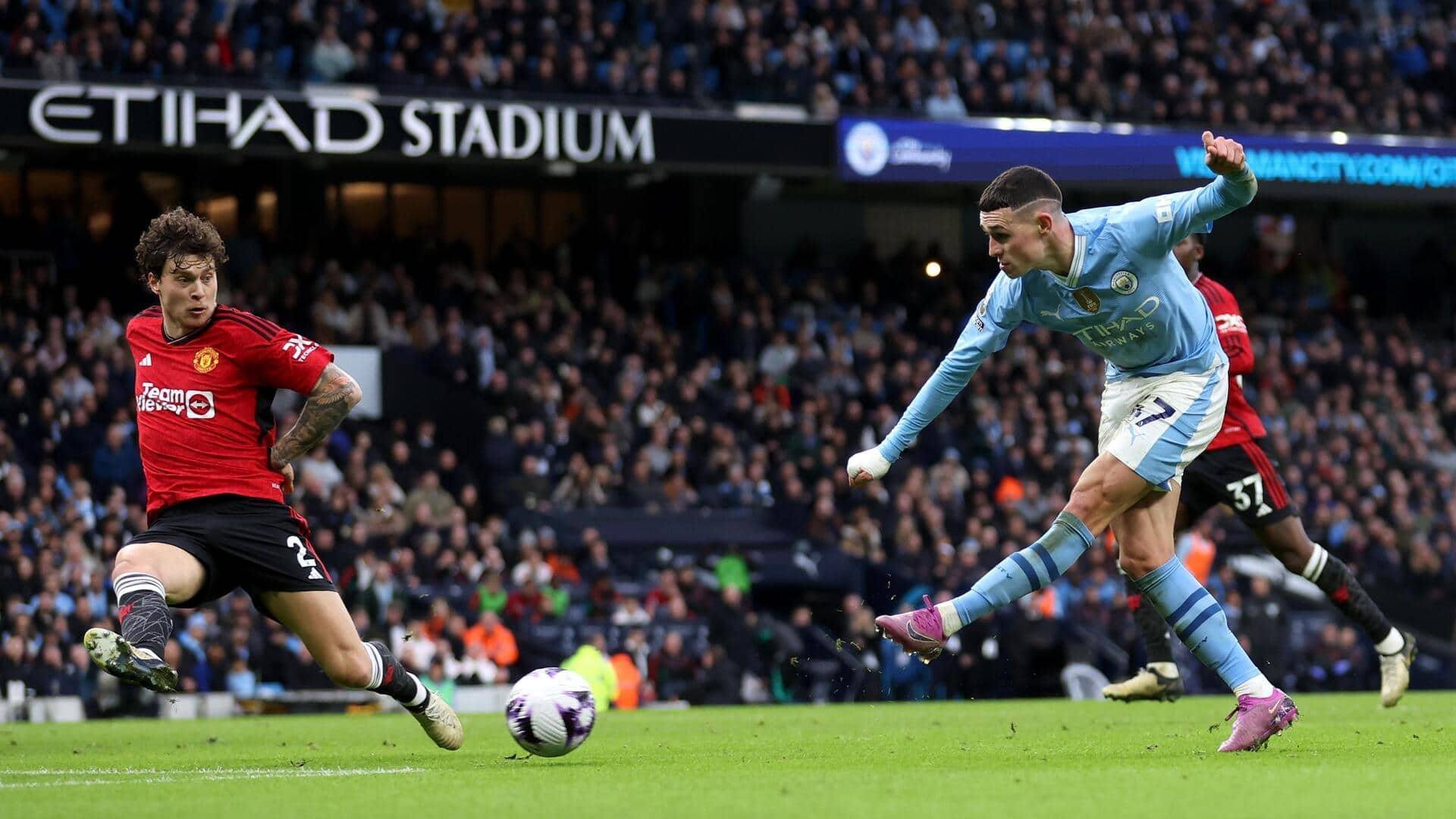 Phil Foden shines as Manchester City beat Manchester United 3-1