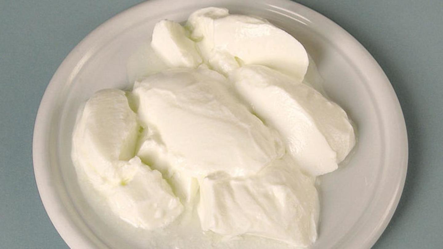 What does yogurt do to your hair? What does yogurt do to your hair?
