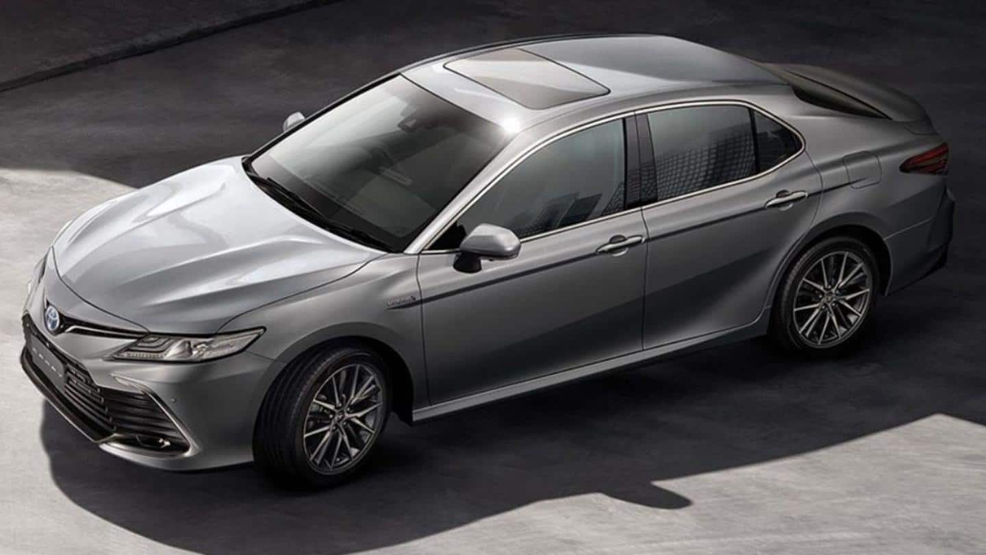 The sedan has a sloping roofline and sleek headlamps The sedan has a sloping roofline and sleek headlamps