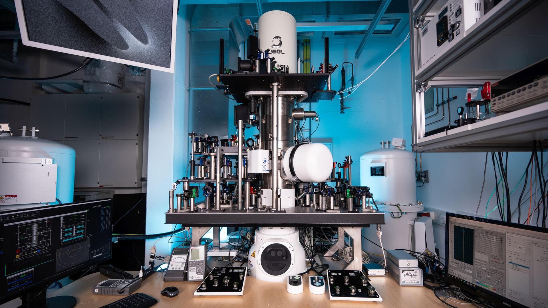 World's fastest microscope records brief events like electrons in motion