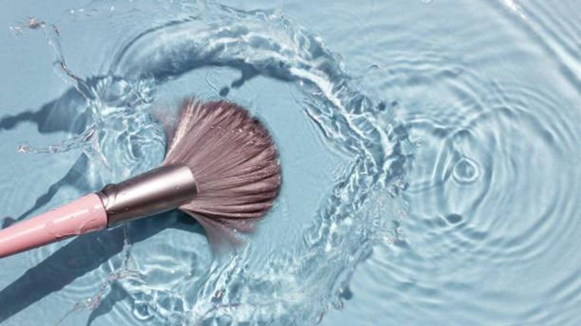 Refreshing natural makeup brush cleaner with lavender oil