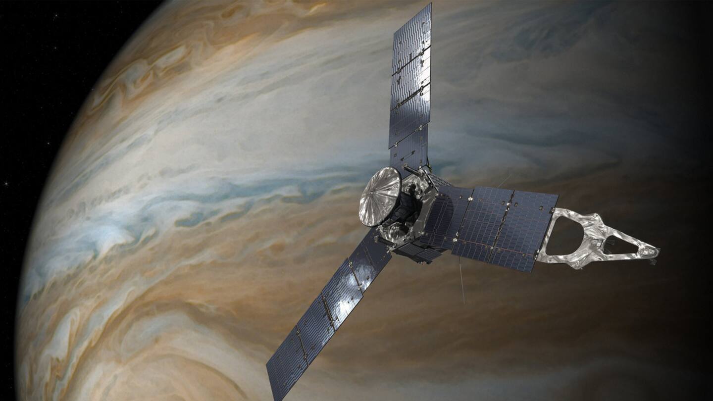 NASA의 Juno 우주선이 목성에서 가장 큰 달의 첫 클로즈업 이미지를 찍습니다.