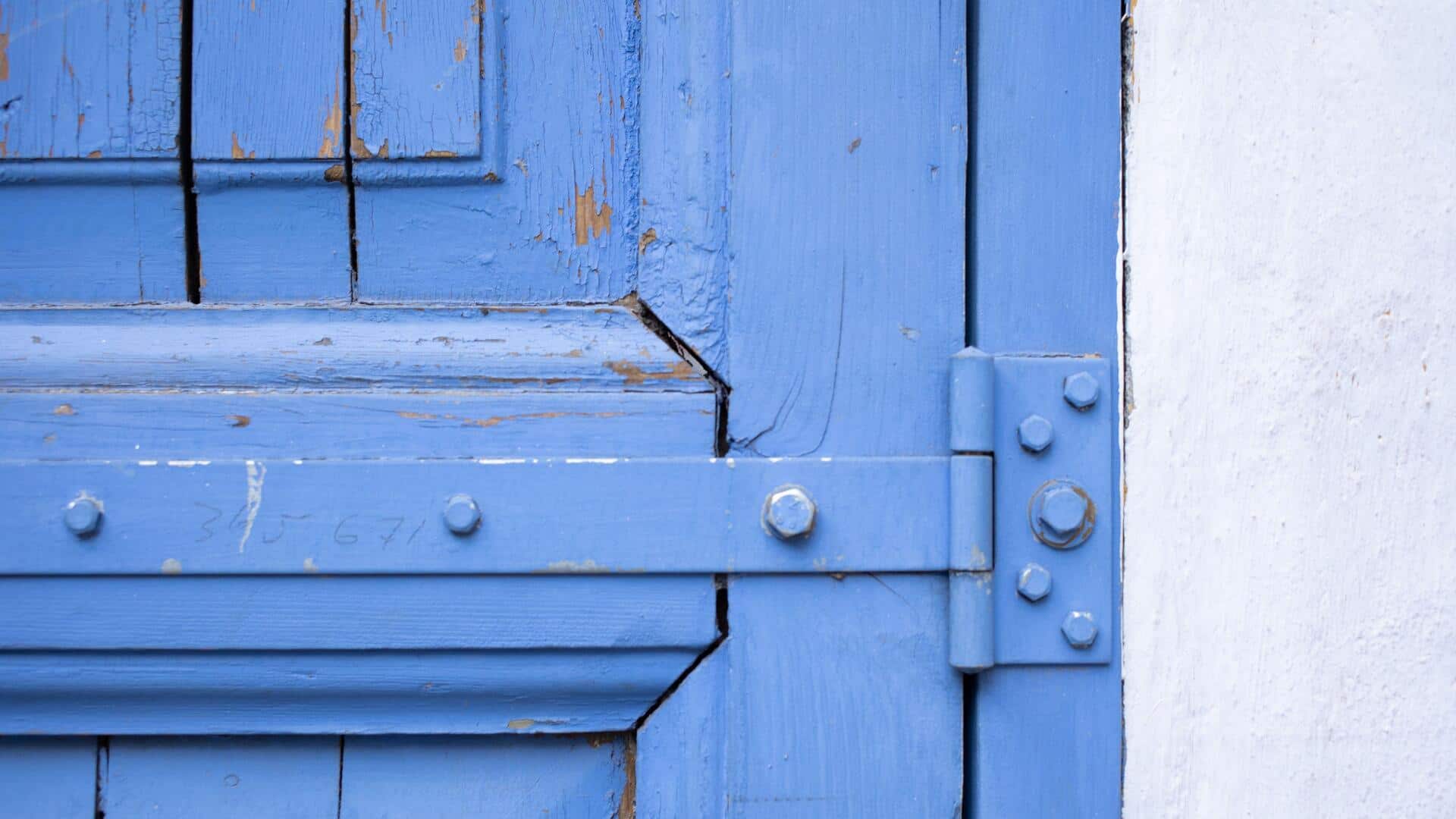 How to stop squeaky door hinges