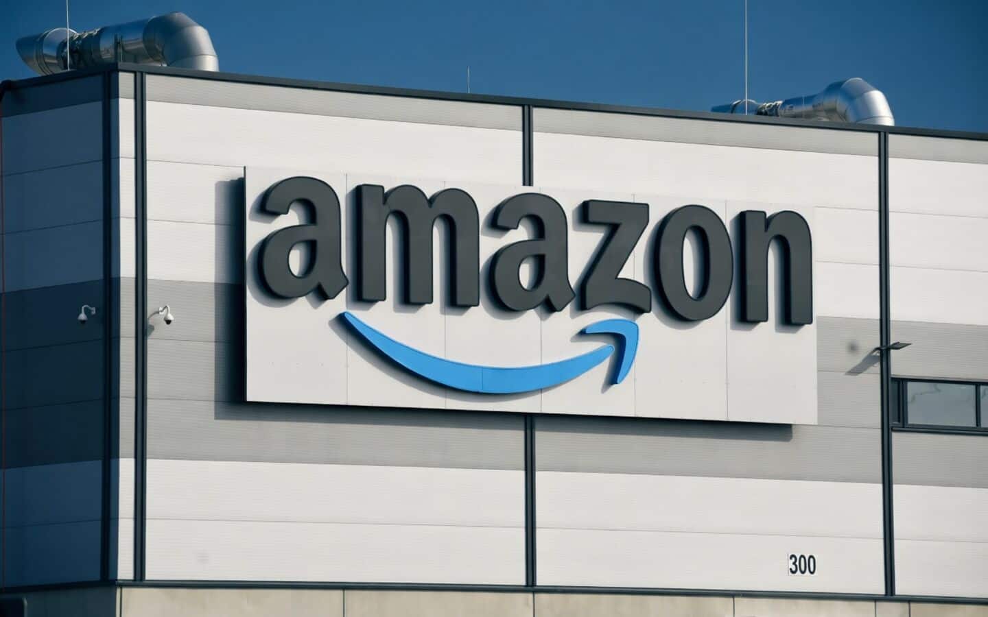 Amazon wants FCC to reject SpaceX's plan for 1M satellites