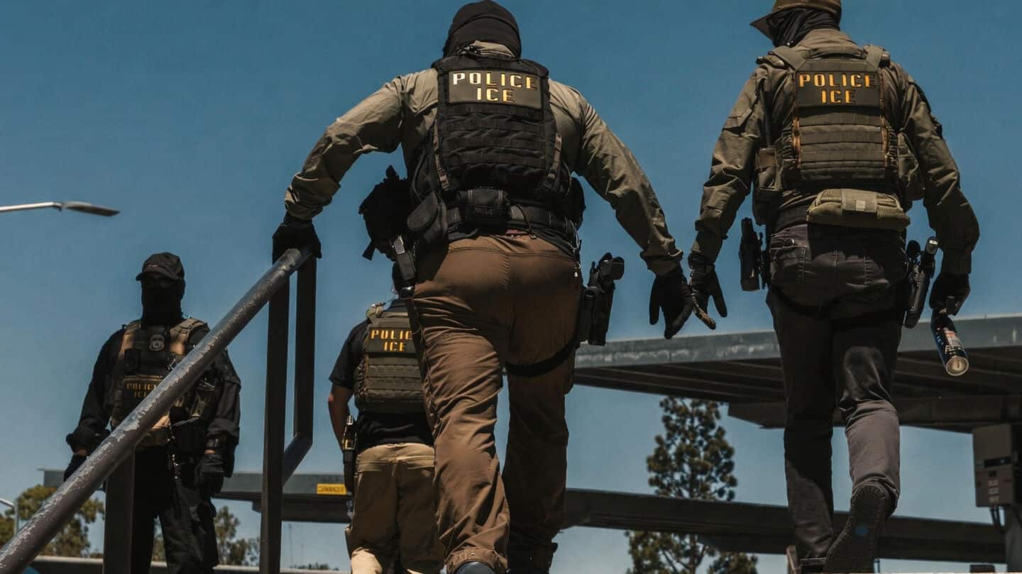 US immigration officers may get electric gloves to force compliance