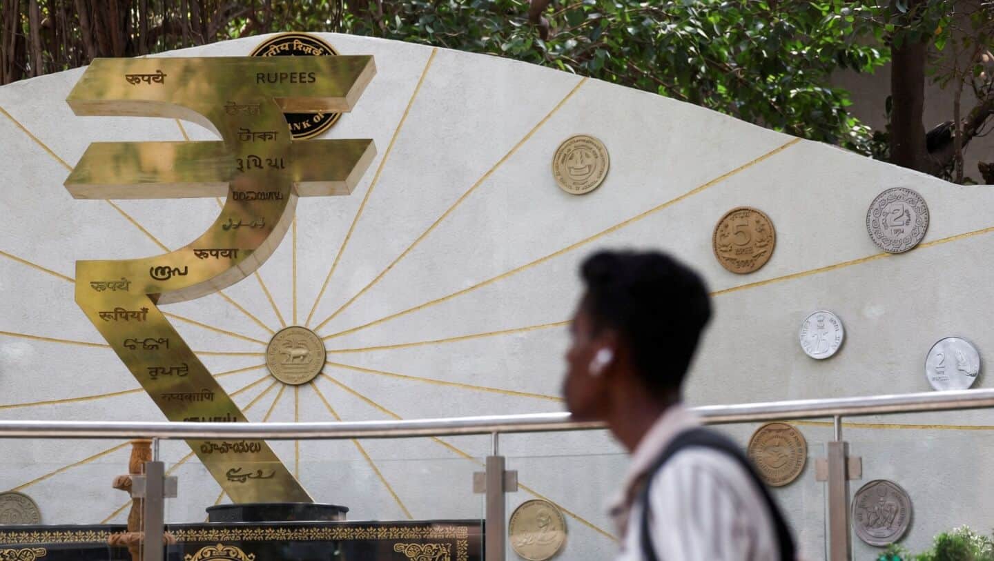 RBI considers rate hike as rupee hits new low