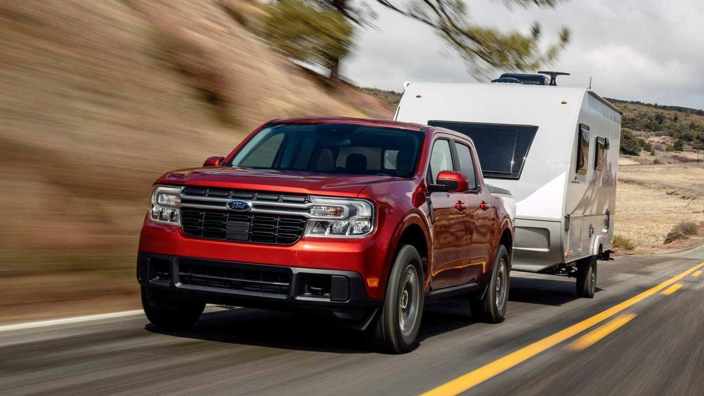 The truck has LED headlamps with a C-clamp design The truck has LED headlamps with a C-clamp design