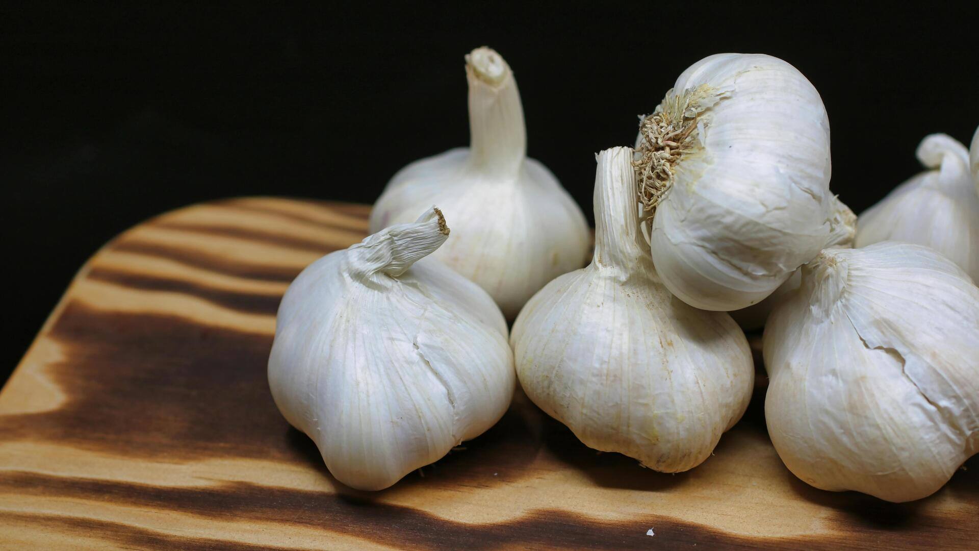 Grow your own garlic indoors without a backyard Grow your own garlic indoors without a backyard