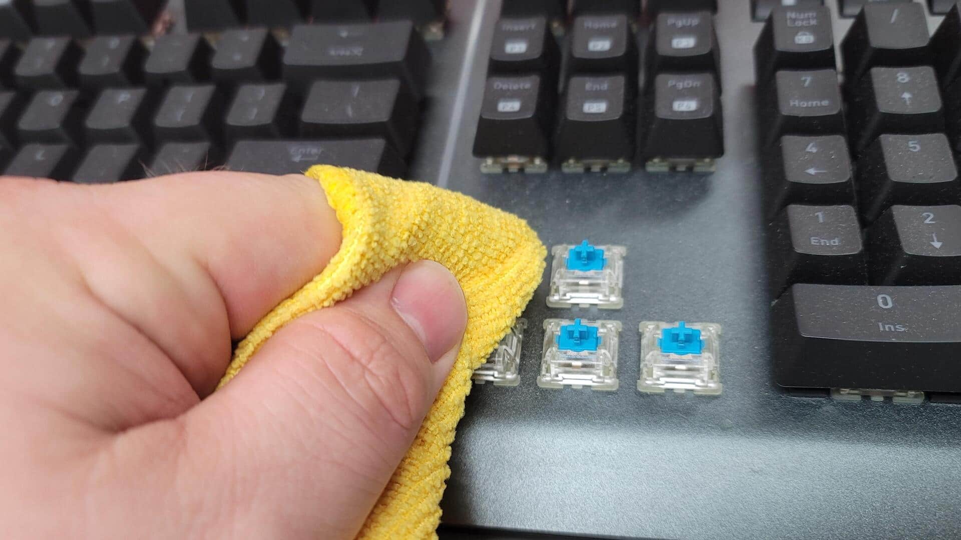 Tips and tools to clean your keyboards at home