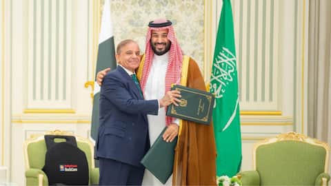 Pakistan sends troops, jets to Saudi Arabia amid US-Iran conflict