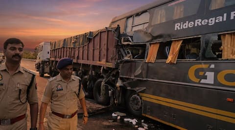 4 killed, 19 injured in bus-trailer collision on Yamuna Expressway