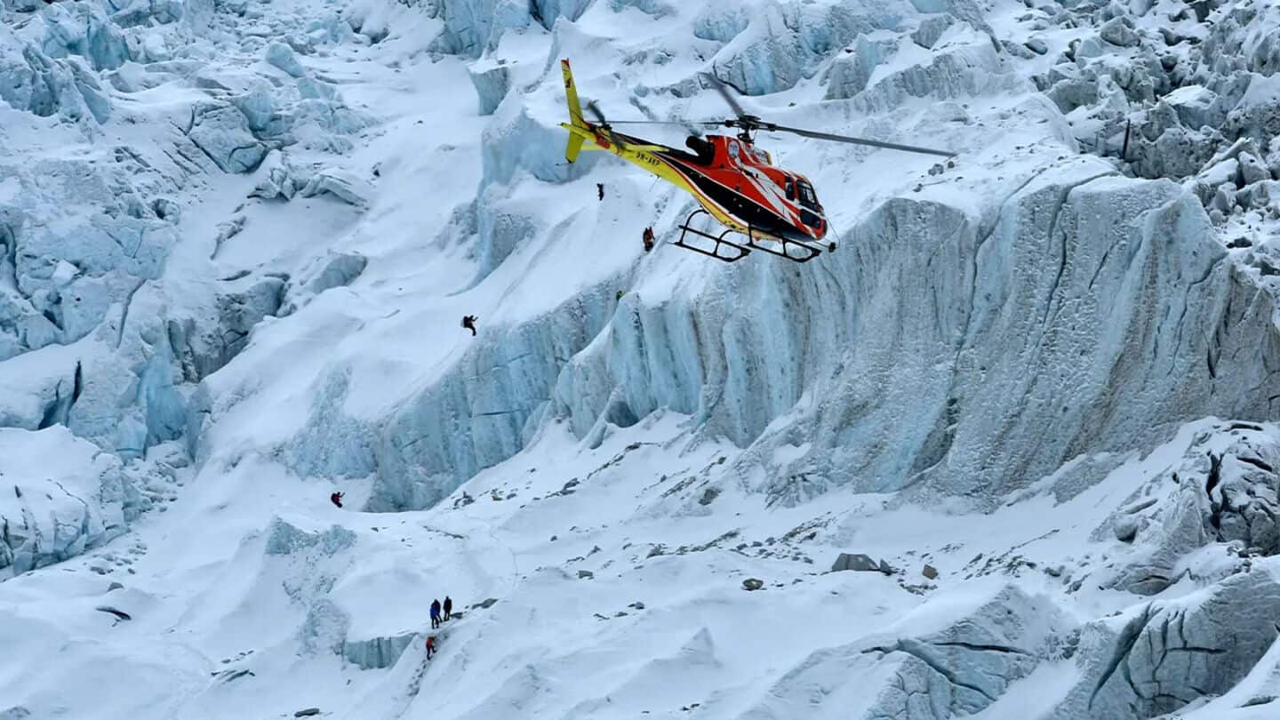Snowstorm traps 1,000 people on Mount Everest; rescue underway 