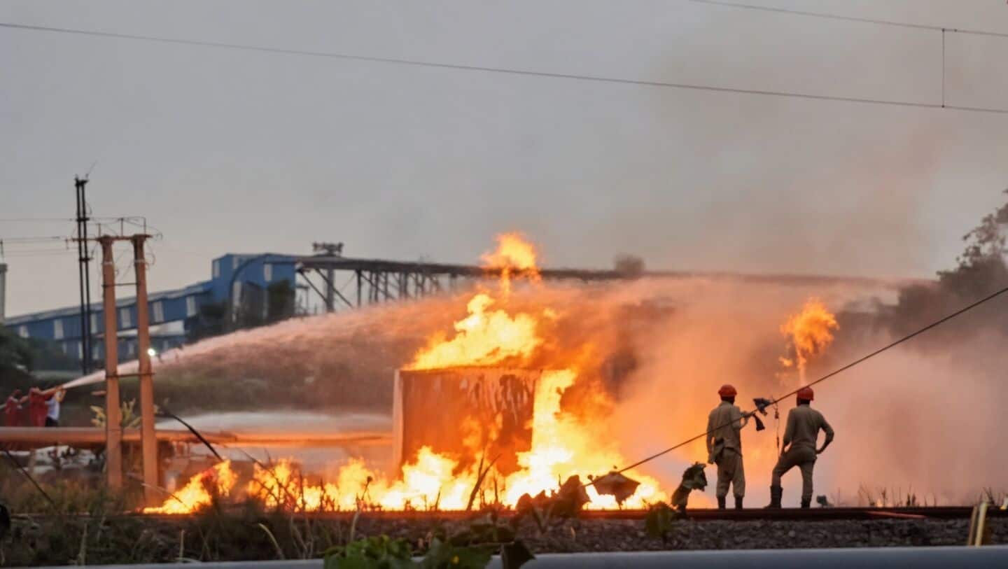 20 injured after massive fire at refinery pipeline in Bengal 