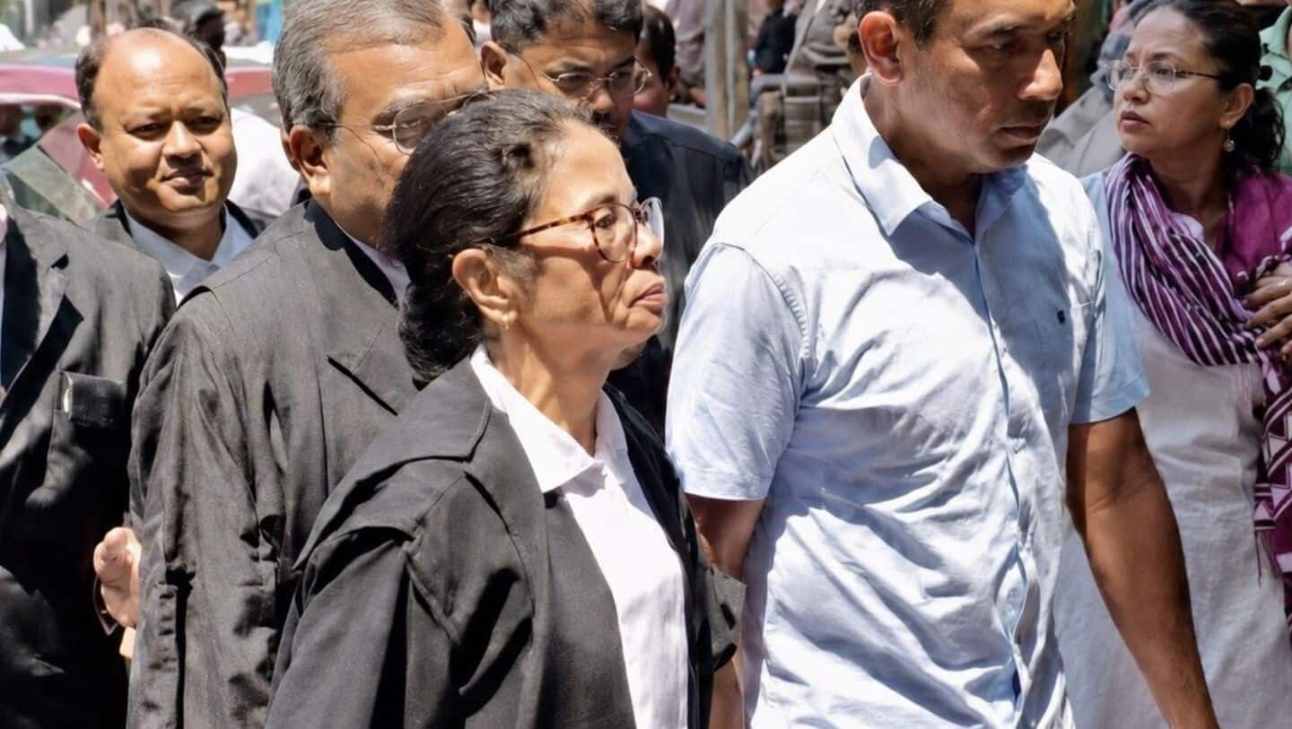 Wearing lawyer's attire, Mamata enters court in post-poll violence case 
