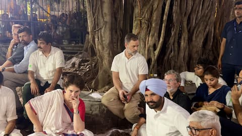 Rahul, Priyanka detained as cops remove MPs from Akashvani Bhawan 