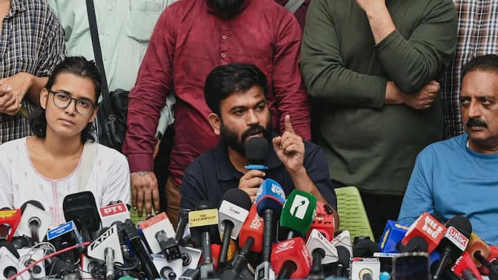 Cops at Abhijeet Dipke's residence ahead of CJP's 'Tiranga march' 