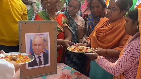 Video: Varanasi residents perform 'aarti' of Putin's photograph 