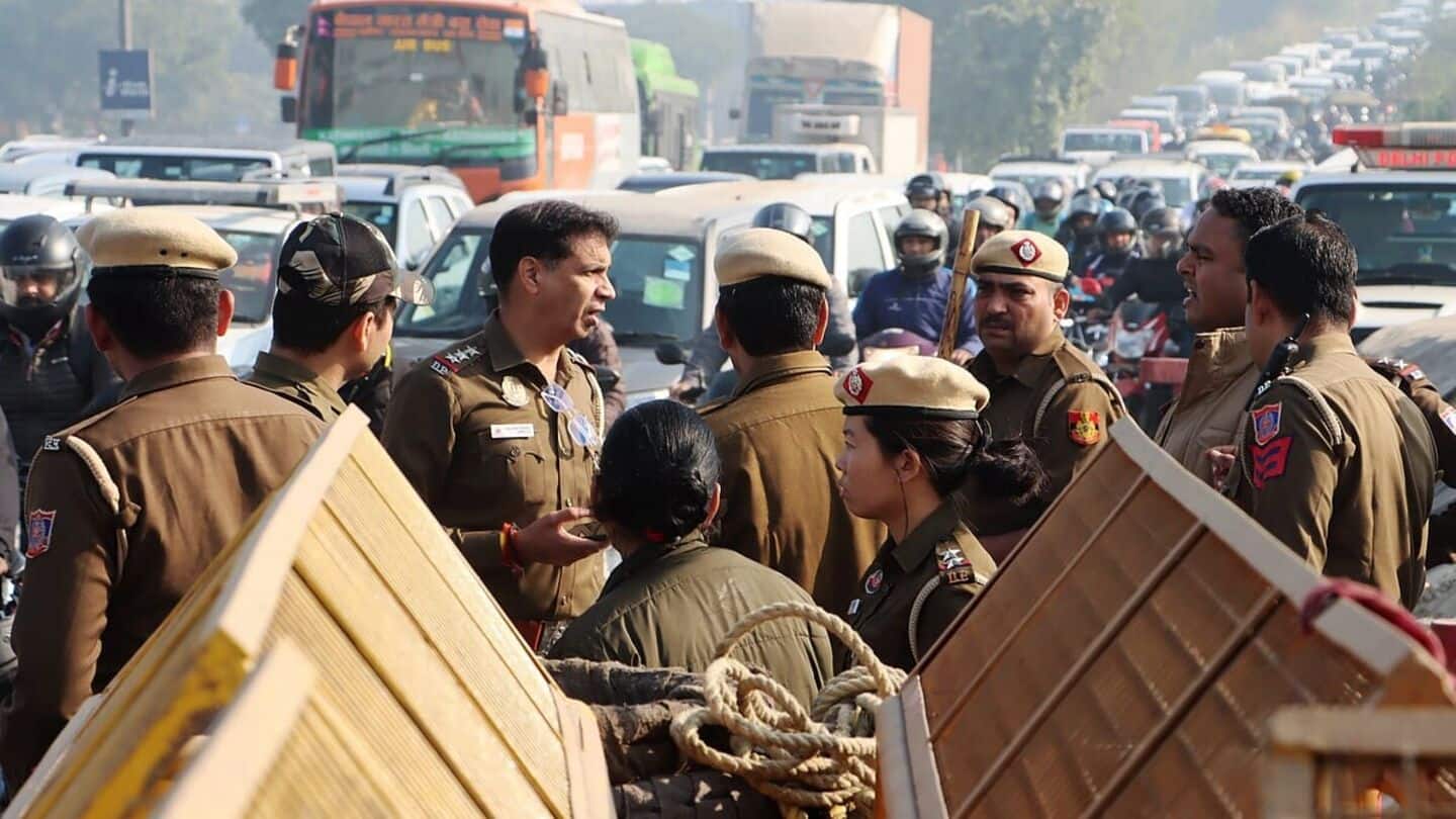 Mob attacks cops out to arrest suspect; Noida constable killed Mob attacks cops out to arrest suspect; Noida constable killed