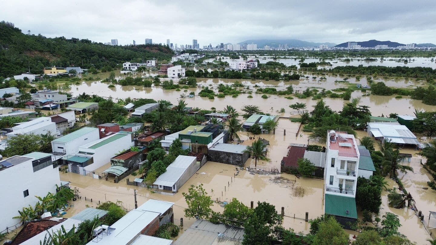 Morgues overflow as floods kill 250+ in Thailand, Indonesia 