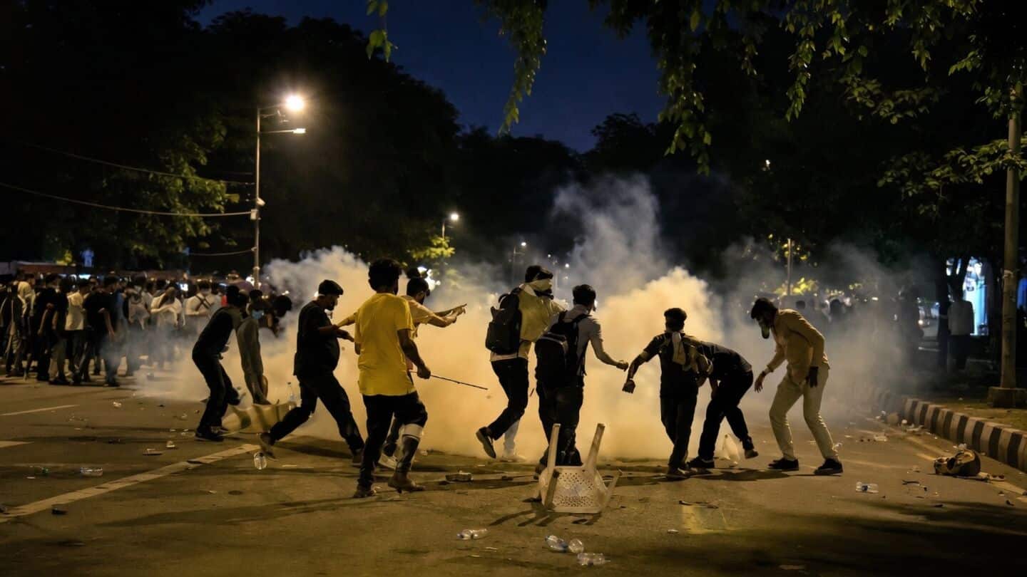 Fresh violence at CJP protest: 5 cops injured, metros shut