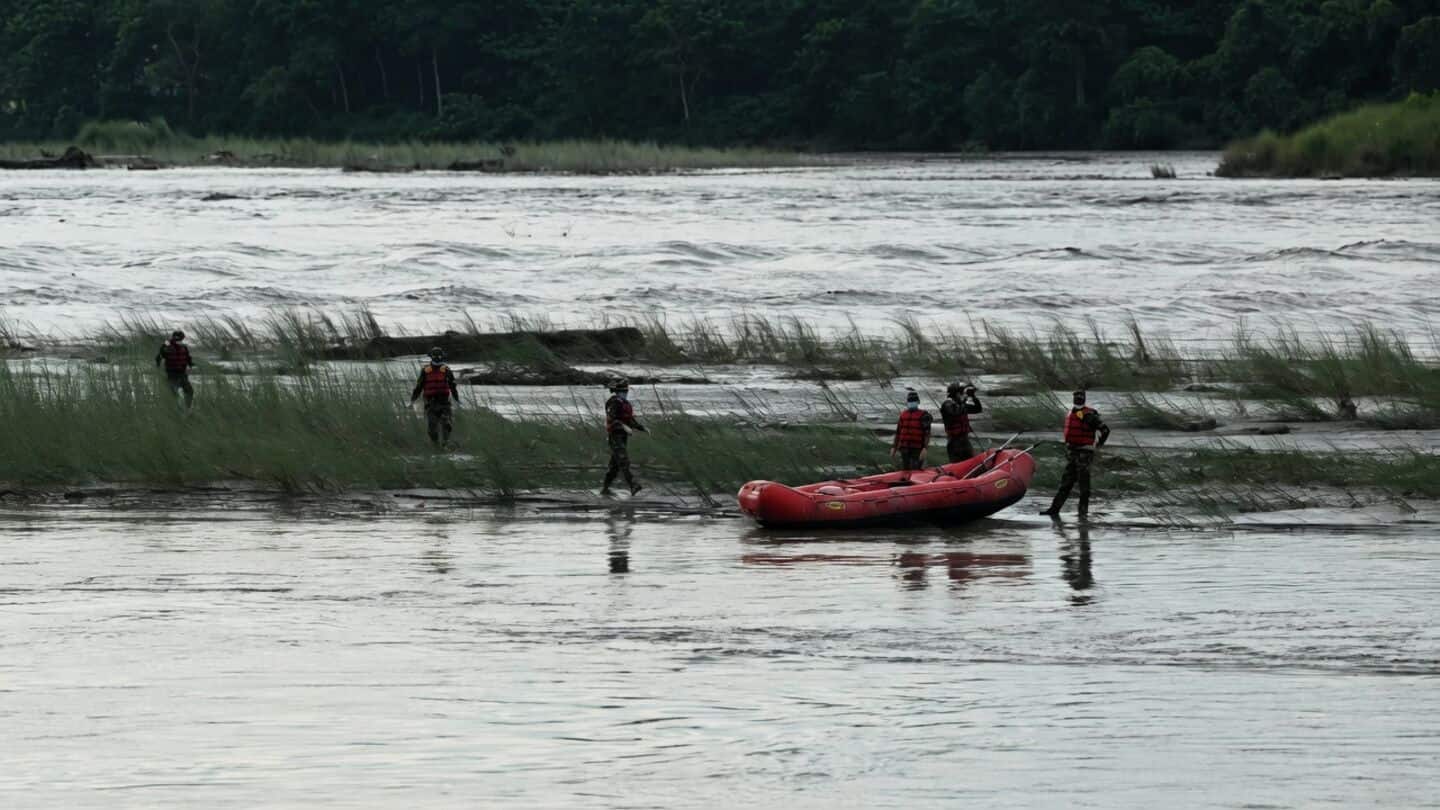 Nepal sounds new flood alert as death toll crosses 900 
