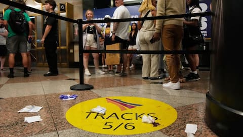 6 people injured in stabbings at New York's Penn Station 