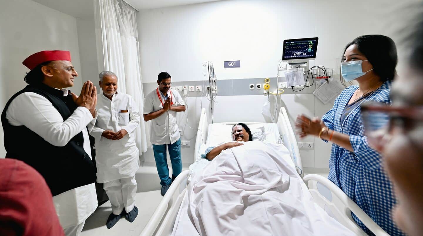 Akhilesh Yadav visits BJP MLA injured while burning his effigy 