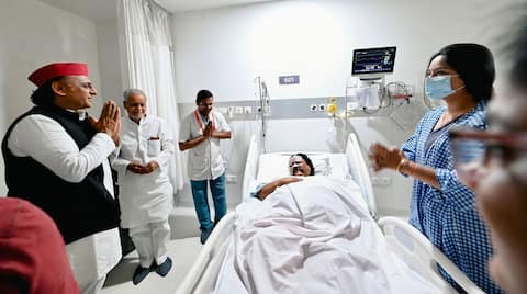 Akhilesh Yadav visits BJP MLA injured while burning his effigy 