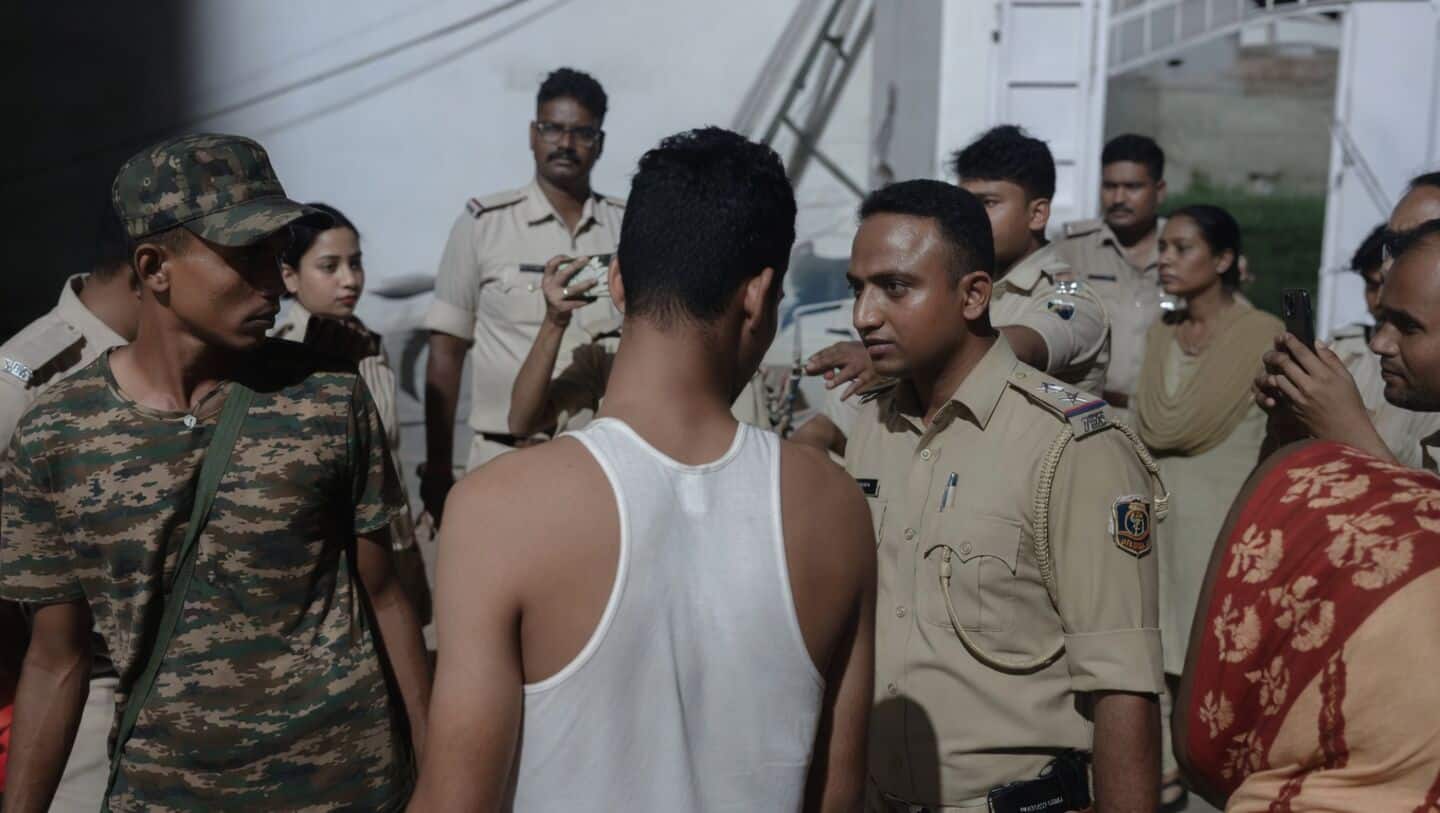 Video: Gang members frisk Bihar cops before house raid 