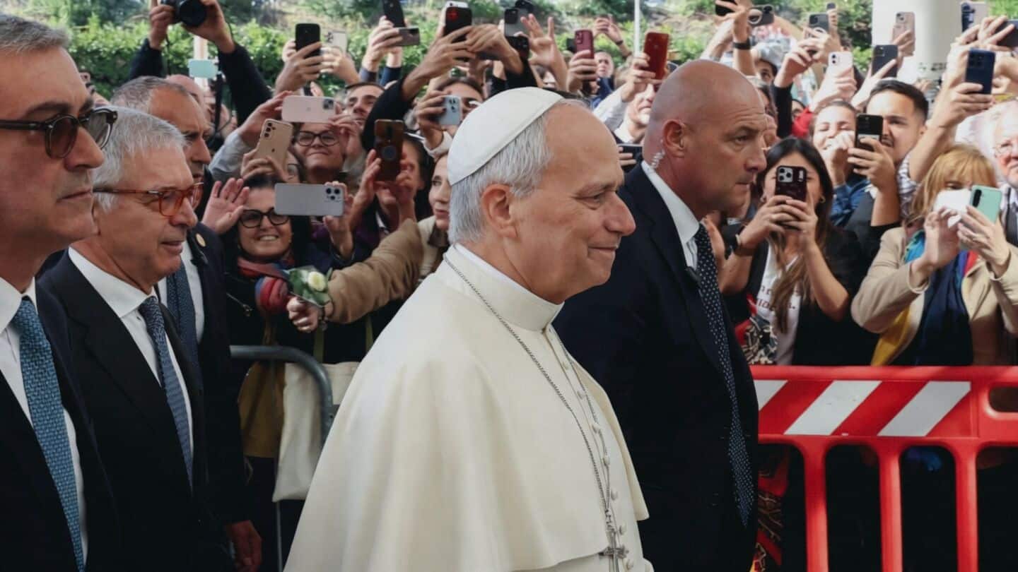 Pope, diagnosed with lung cancer, undergoes surgery