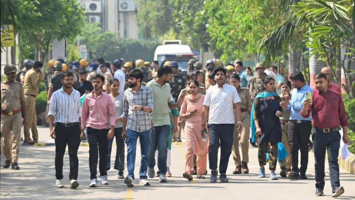 UP cops stop SP delegation headed to meet Noida workers 