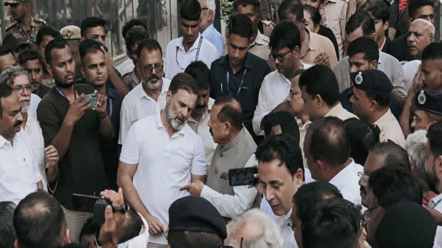 MOS PMO meets Rahul, Priyanka Gandhi protesting outside Modi's residence 