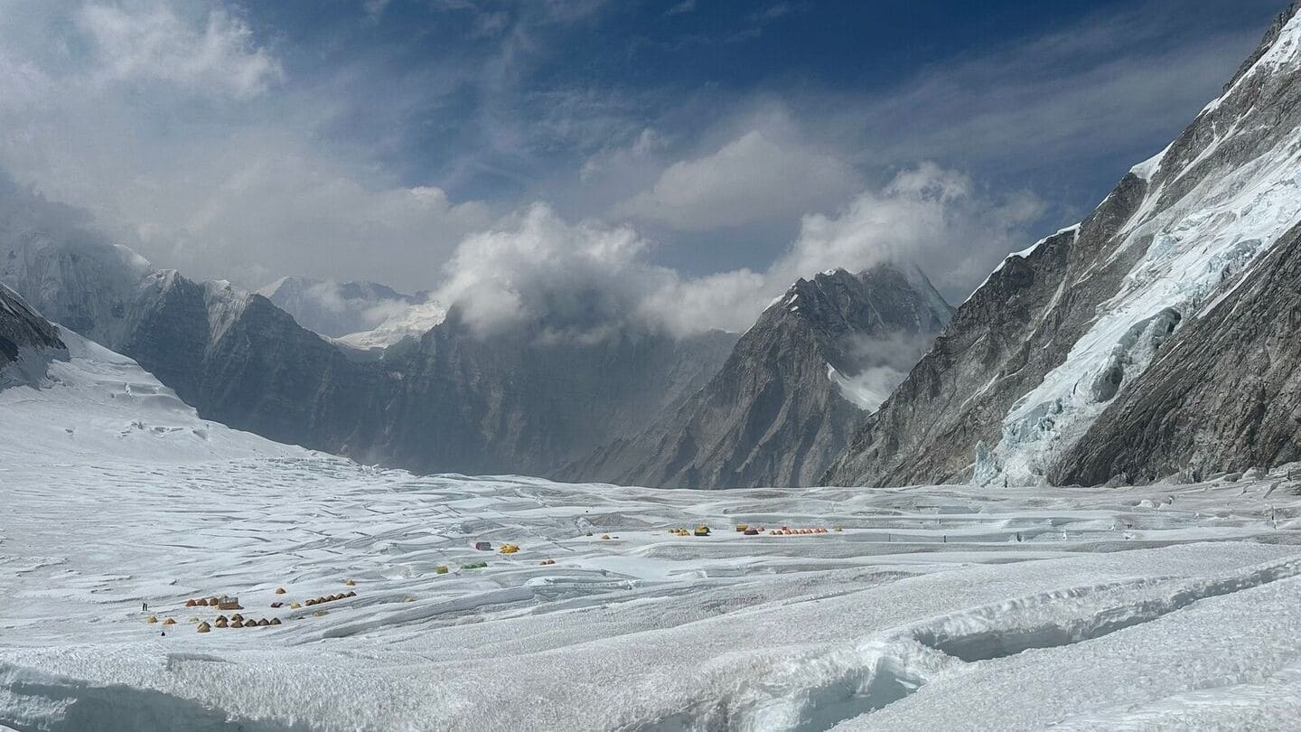 Indian climber dies on Mount Everest after refusing to descend Indian climber dies on Mount Everest after refusing to descend
