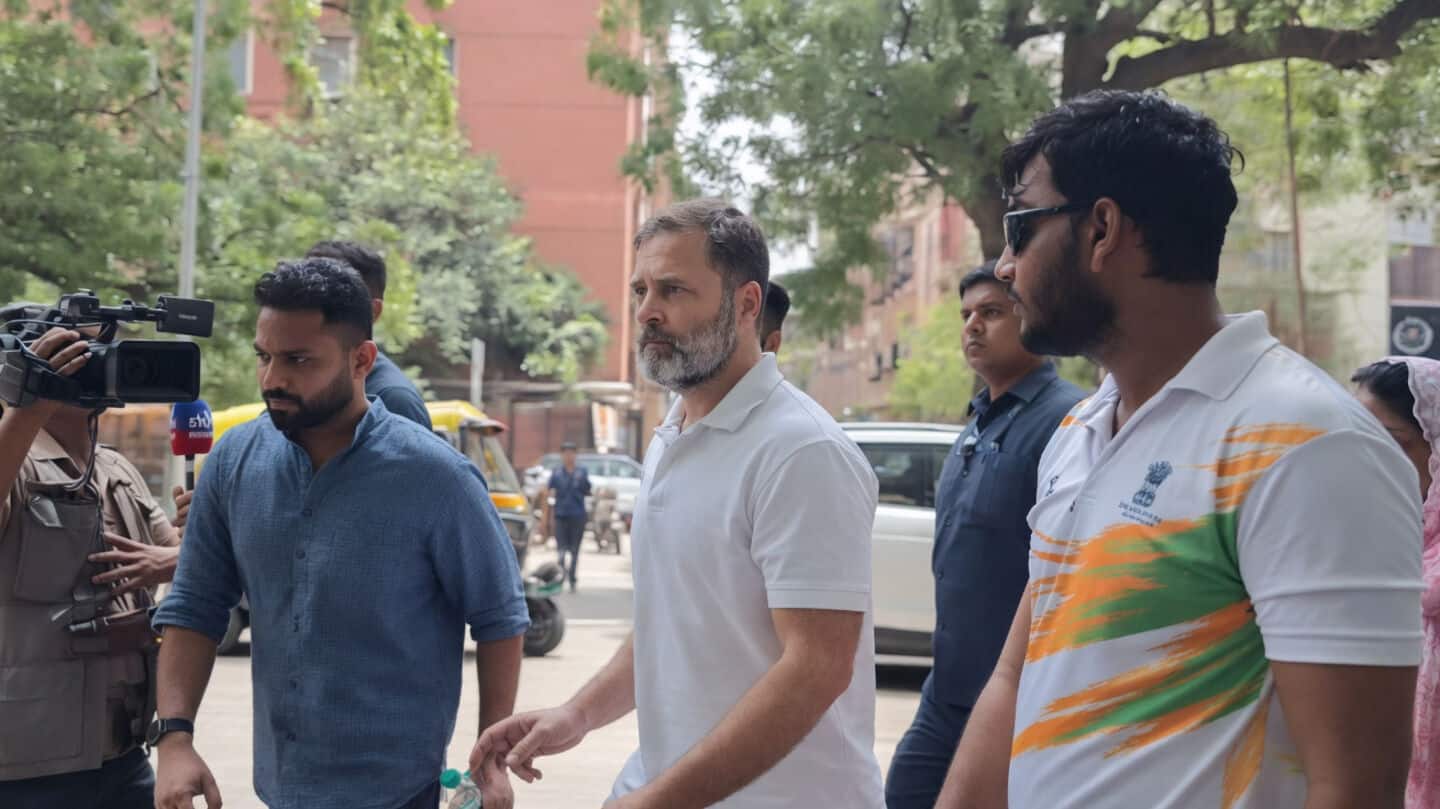 Drama unfolds as Rahul Gandhi reaches police-station with pellet victim 