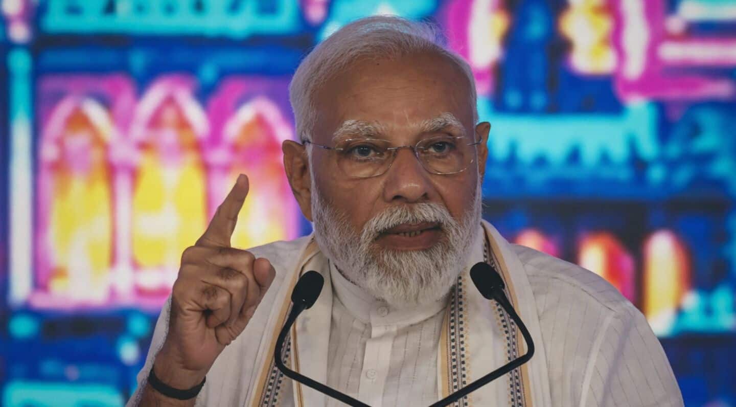 PM takes swipe at Rahul's 'Chhatron Ki Goonj' in Gujarat 