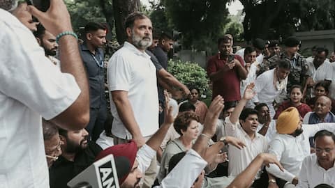 Congress workers protesting outside Modi's residence detained 