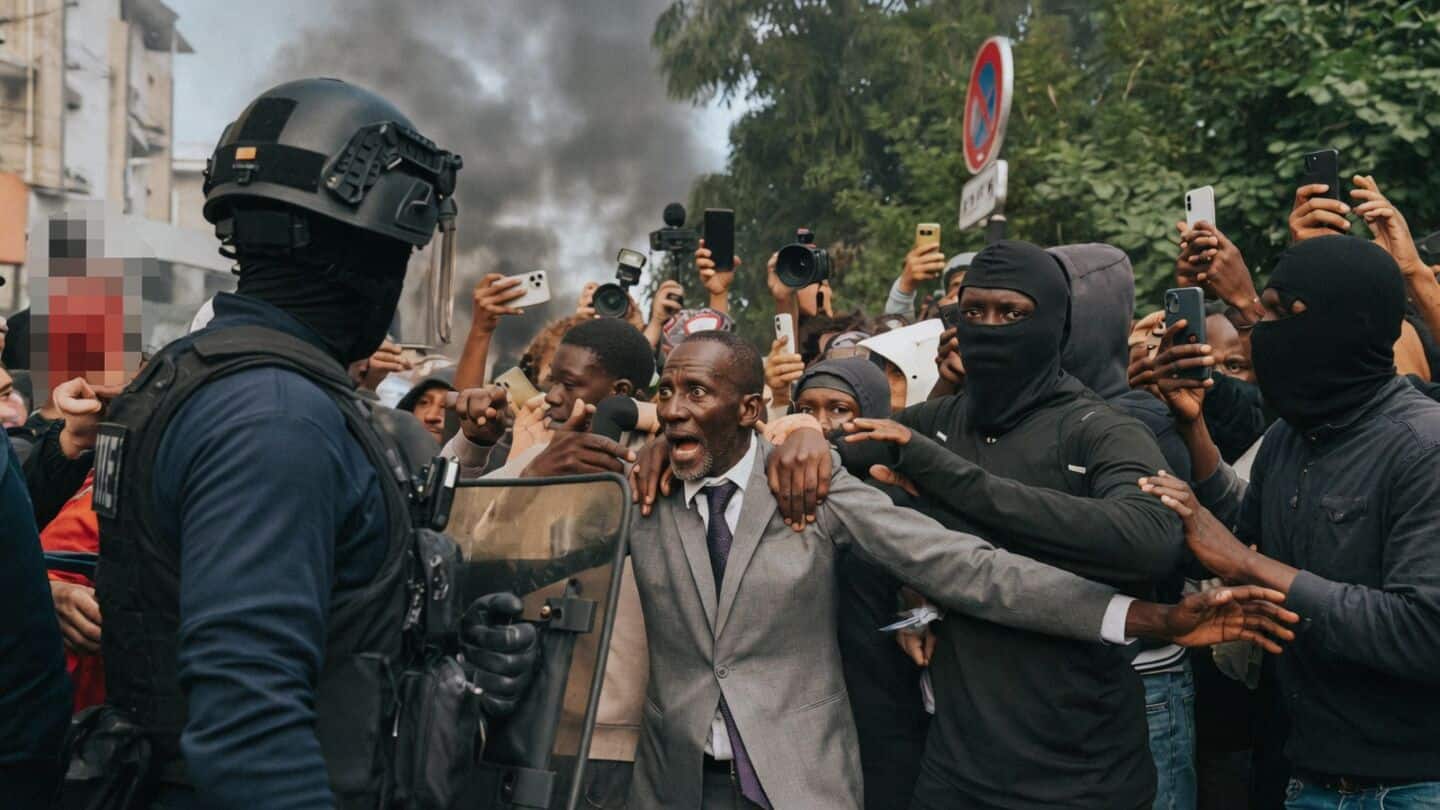 'Stop': French mayor stops police from advancing on protesters