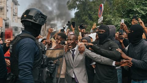 'Stop': French mayor stops police from advancing on protesters