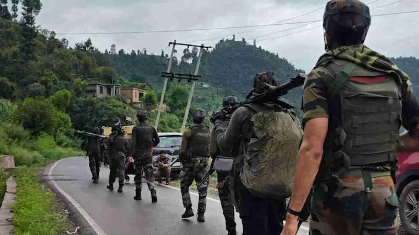 3-4 terrorists trapped as gunfight breaks out in J&K's Kishtwar 3-4 terrorists trapped as gunfight breaks out in J&K's Kishtwar
