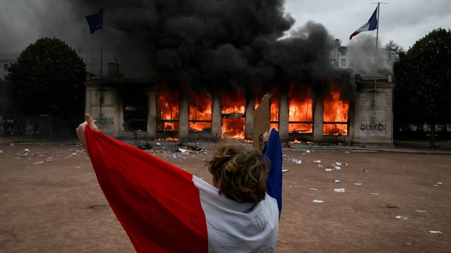 France protests: PM calls for localized curfews to curb rioting  