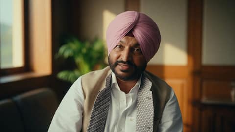 Ex-Union minister Ravneet Bittu's convoy attacked with eggs, tomatoes 
