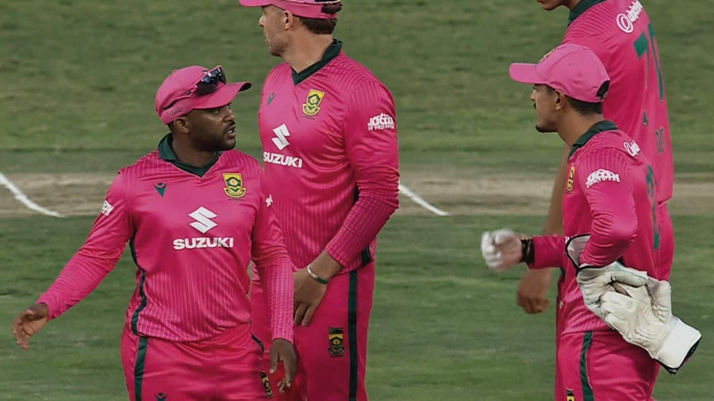 Watch: Temba Bavuma, Quinton de Kock argue over DRS 