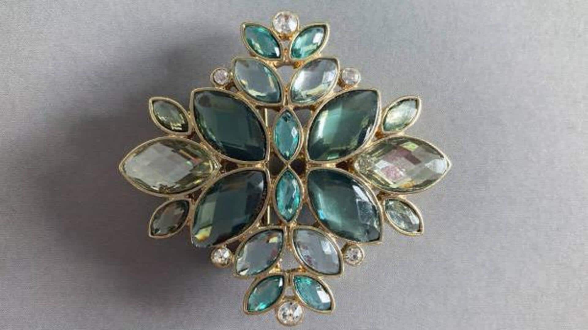 How to style vintage brooches How to style vintage brooches
