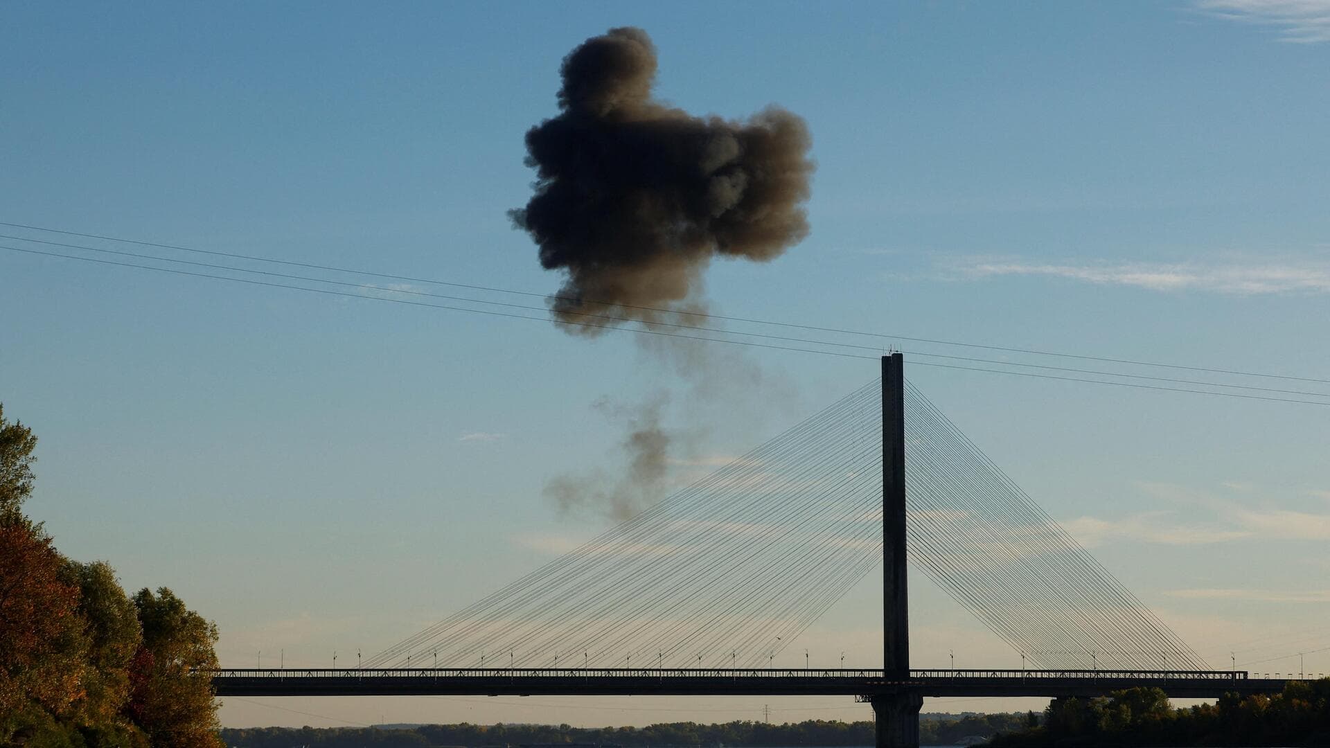 Russian strike hits Kyiv's northern bridge, 2nd major bridge attacked