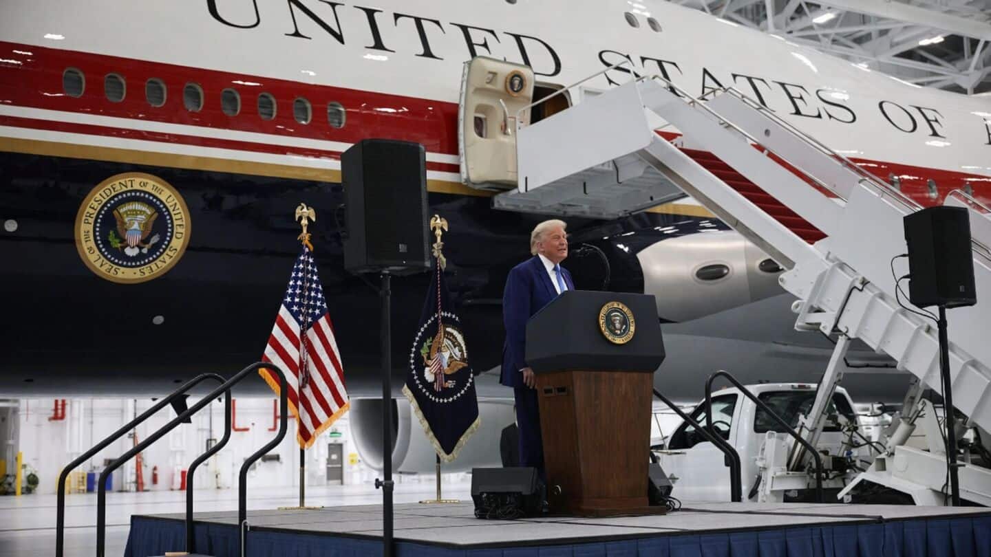 Trump reveals Qatar-donated Air Force One in navy blue colors